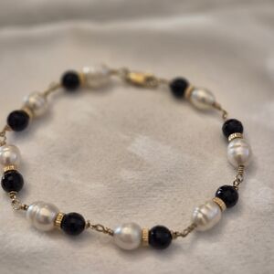 14k gold Pearl and onyx bracelet